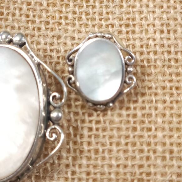 Elegant Vintage Mother-of-Pearl Jewelry Set, Silver Brooch & Matching Earrings - Picture 6 of 10